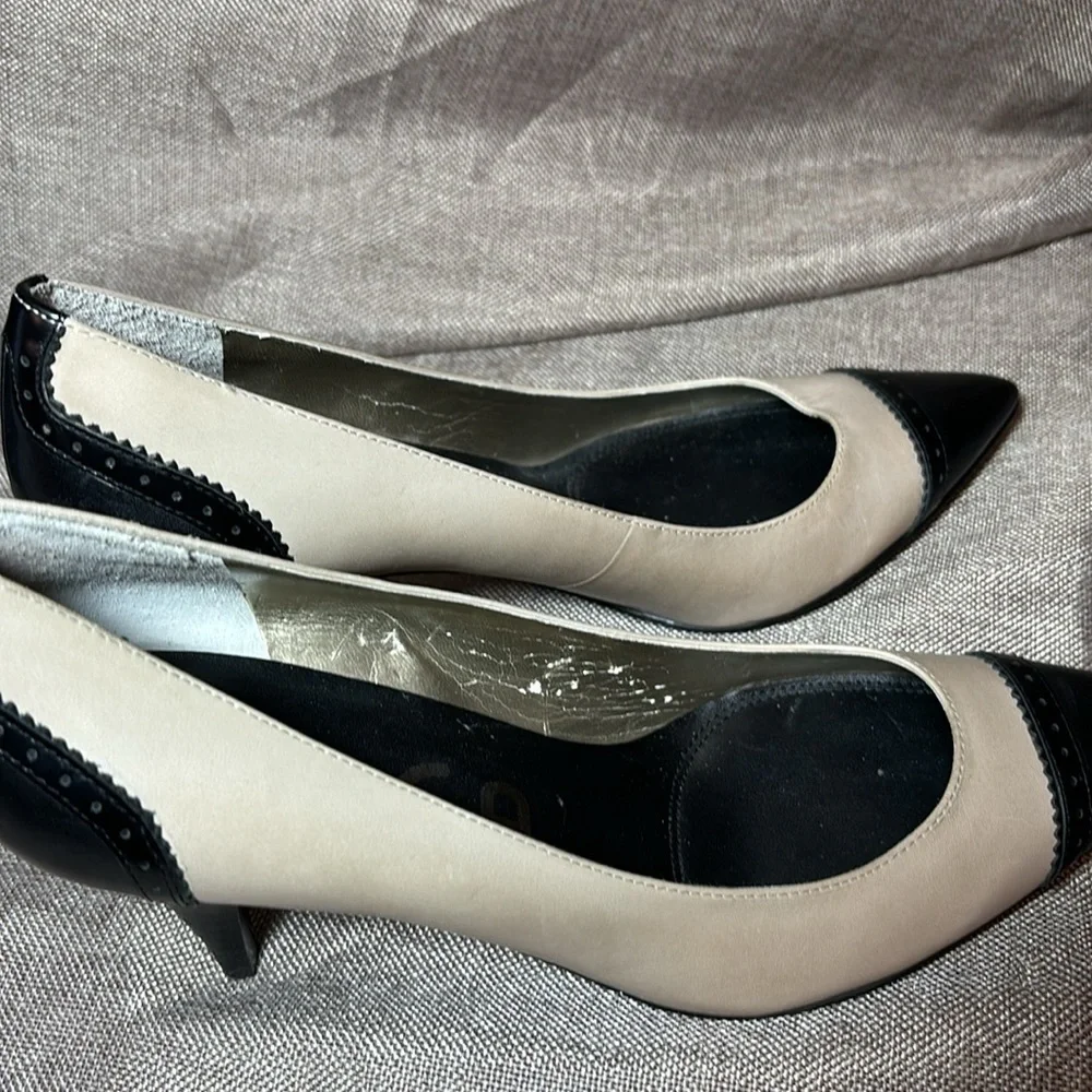 UNISA Women’s Two Tone Pointed Toe Pumps Size 7